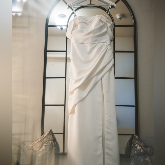 White wedding dress, off shoulder straps - Picture 6 of 7